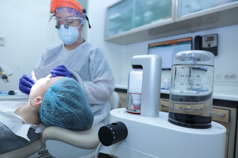 Trattamento odontoiatrico in corso